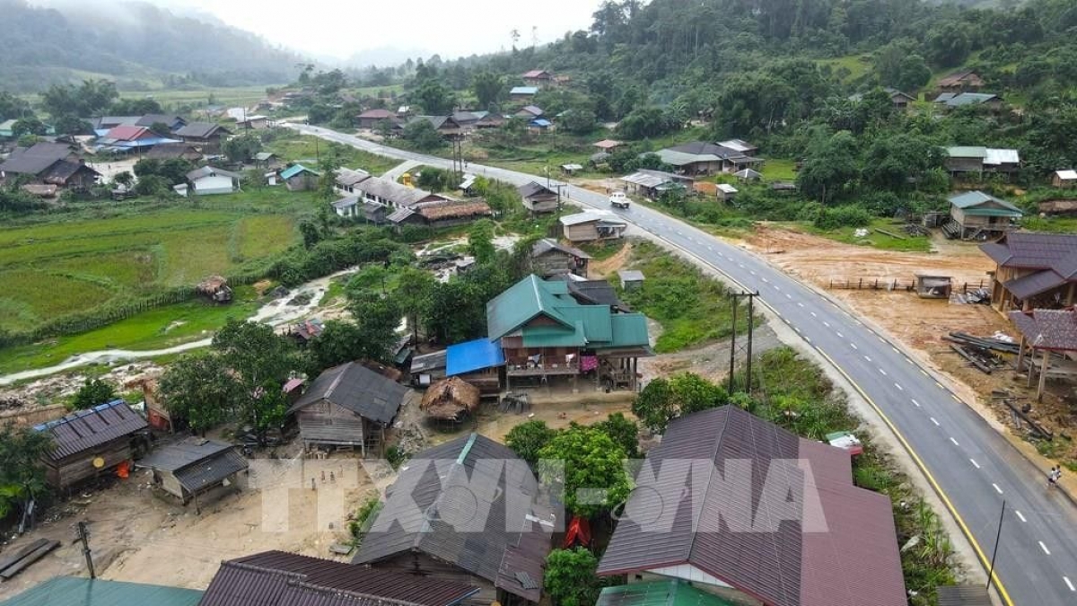 La nueva carretera asfaltada entre el puesto fronterizo de Thanh Thuy, en Vietnam, y Khamkeut, en la provincia de Bolikhamxay, en el centro de Laos, impulsa el desarrollo de las comunidades fronterizas de ambos países. Foto: VNA