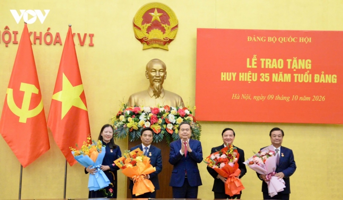 Chiều 9/10, tại Nhà Quốc hội, Đảng ủy Quốc hội tổ chức Lễ trao tặng Huy hiệu 35 tuổi Đảng cho 4 đồng chí: nguyên Phó Chủ tịch Quốc hội nhiệm kỳ 2020-2025 Lê Minh Hoan; Phó Chủ tịch Quốc hội Nguyễn Khắc Định; Phó Chủ tịch Quốc hội Nguyễn Doãn Anh; Chủ nhiệm Ủy ban Dân nguyện và Giám sát của Quốc hội Lê Thị Nga. Ảnh: VOV