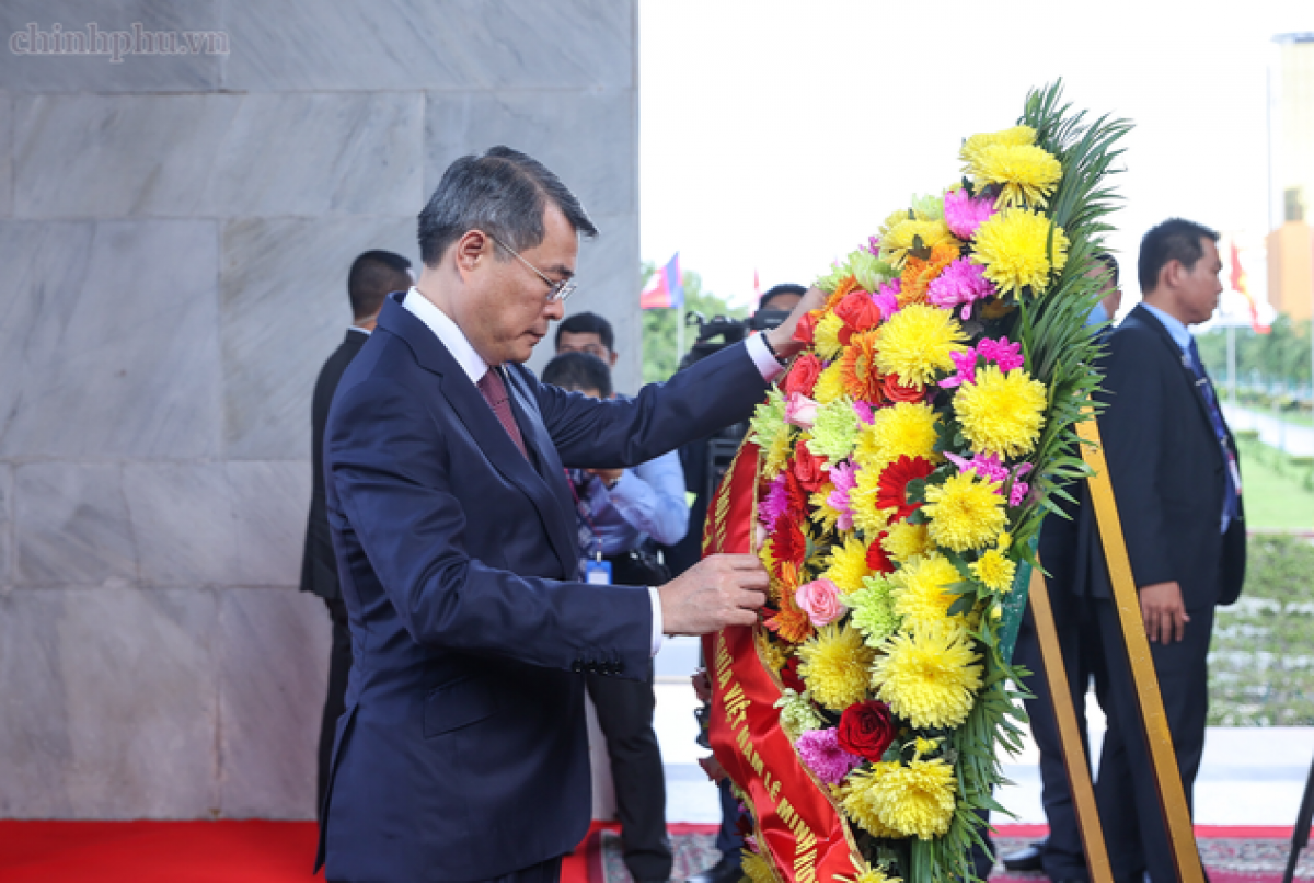 Le Premier ministre Lê Minh Hung dépose une gerbe au monument de l’Indépendance. Photo: VGP/Nhât Bac