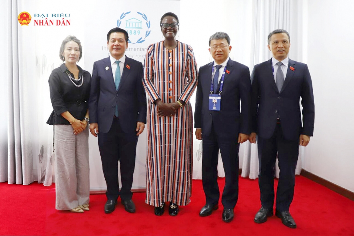 Le vice-président de l’Assemblée nationale Nguyên Hông Diên rencontre Tulia Ackson, présidente de l’Union interparlementaire. Photo: journal Dại biêu Nhân dân