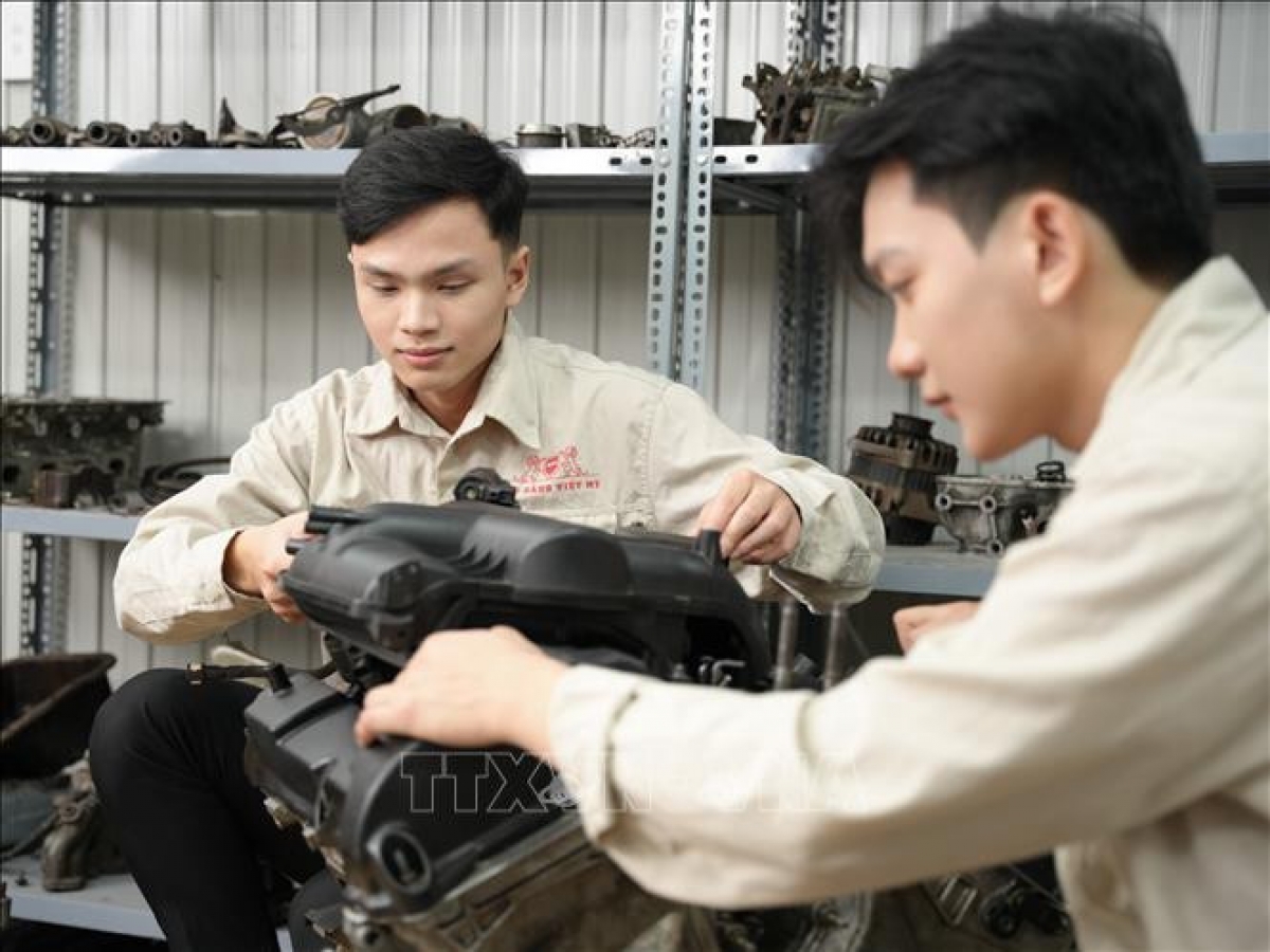 ハノイのベトナム・アメリカ短期大学の学生が、学内の自動車整備工場で実習を行う<br>
（写真: Diệu Thúy/TTXVN）