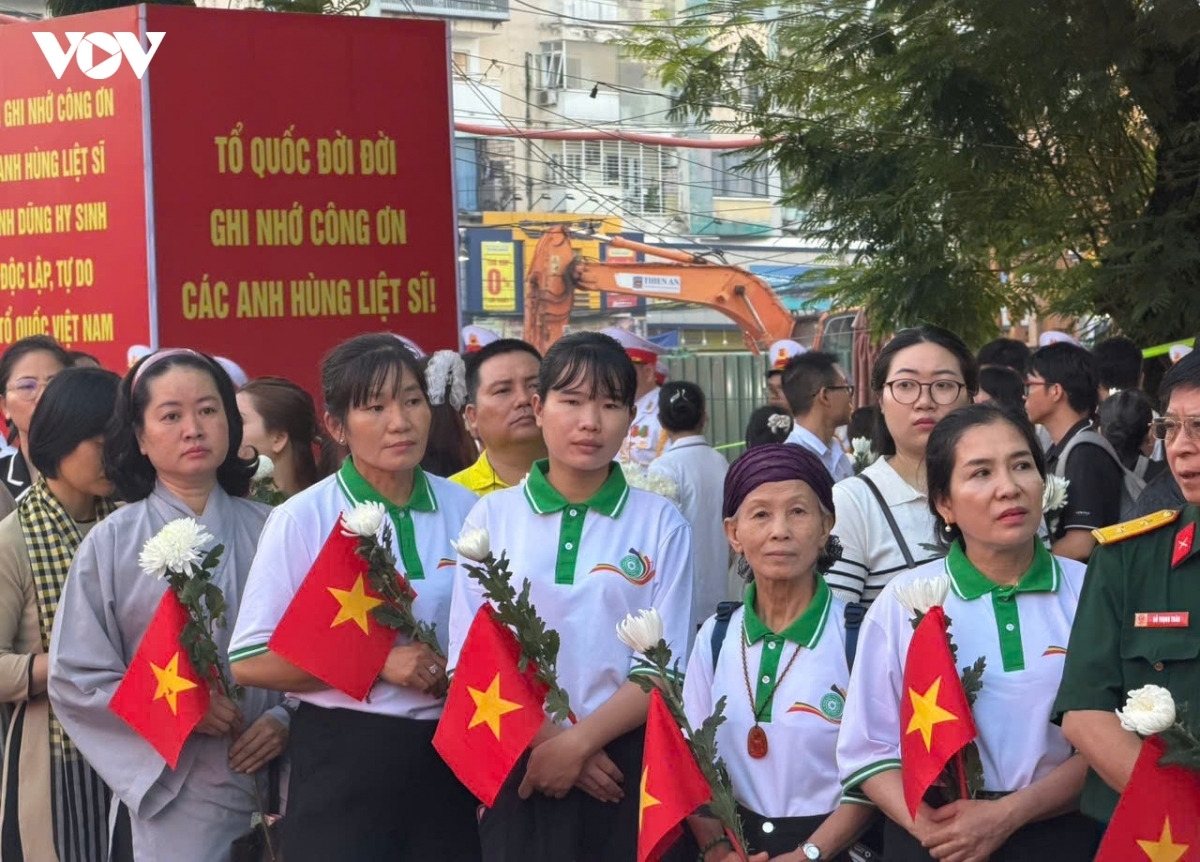 Người dân đến Công viên văn hóa Lê Thị Riêng để tiễn đưa các anh hùng liệt sĩ với lòng thành kính và biết ơn sâu sắc