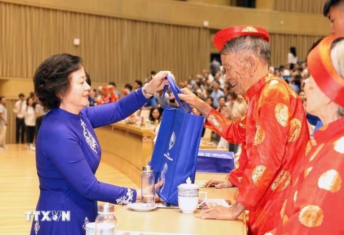 Deputy Prime Minister Pham Thi Thanh Tra gives gifts to older people attending the ceremony. (Photo: Hoang Ngoc/VNA)