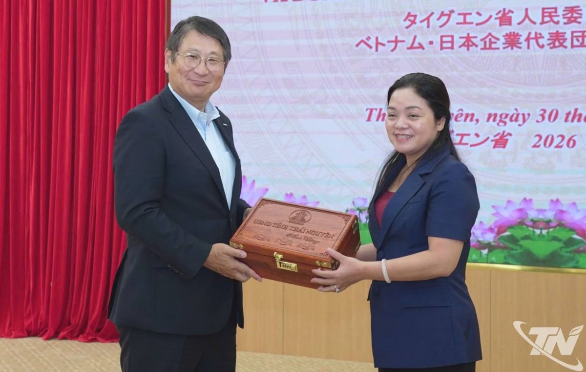 Vice Chairwoman of Thai Nguyen People’s Committee Nguyen Thi Loan presents a commemorative gift package to Mr. Akihiro Oto, Managing Executive Officer &amp; Director of Aseed Holdings Co., Ltd. (Photo: baothainguyen)