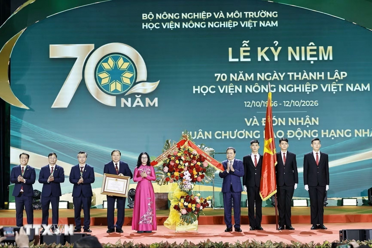 Ketua MN Tran Thanh Man memberikan Bintang Jasa Kerja Kelas I kepada Akademi Pertanian Vietnam. Foto: Kantor Berita Vietnam