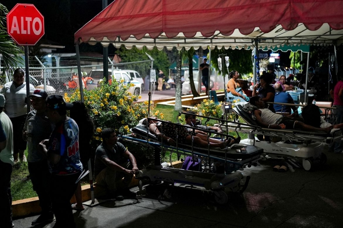 Pacientes se congregan al aire libre tras ser evacuados del Hospital Aquilino Tejeira a raíz de un terremoto registrado frente a la costa sur de Panamá el 9 de octubre de 2026. Foto: Reuters