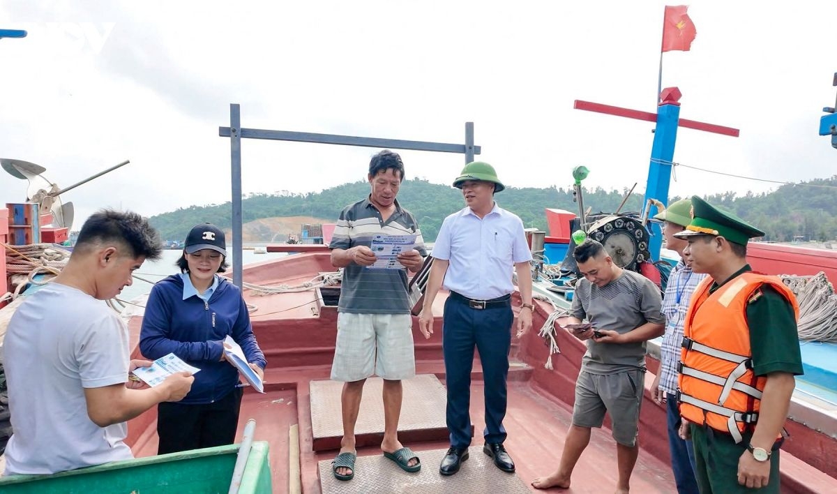 Co To fishermen sign commitments to protect the marine environment. (Photo: VOV)
