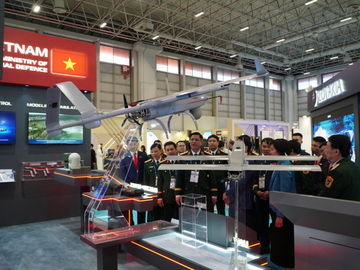 La délégation du ministère de la Défense du Vietnam visite les stands d'exposition lors du salon de la défense et de l'aérospatiale SAHA 2026. Photo: VOV