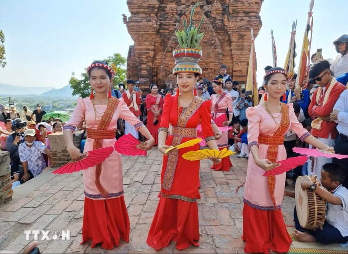Cô gái người Chăm múa biểu diễn chào mừng Lễ hội Katê. Ảnh: TTXVN