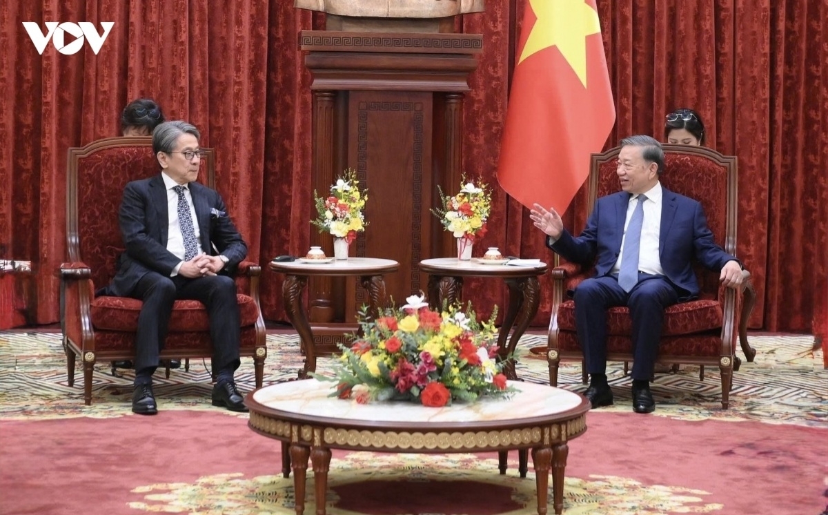 El secretario general del Partido Comunista y presidente de Vietnam, To Lam (d.), recibie a Maeda Tadashi, presidente del Consejo de Administración del Banco Japonés de Cooperación Internacional (JBIC). Foto: VOV