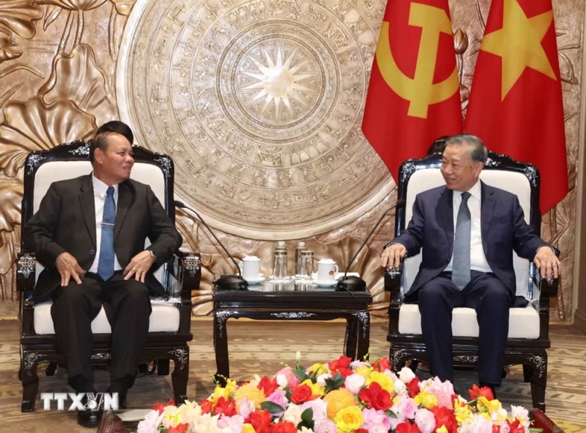 General Secretary of the Communist Party of Vietnam Central Committee and President To Lam receives Vilay Lakhamphong, Standing Member of the Secretariat of the Lao People’s Revolutionary Party Central Committee. (Photo:VNA)