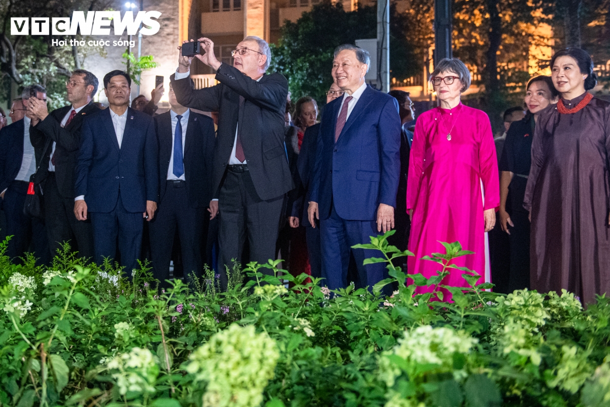 Tổng thống Thụy Sĩ dùng điện thoại ghi lại những khoảnh khắc bên hồ Hoàn Kiếm tối 17/10.