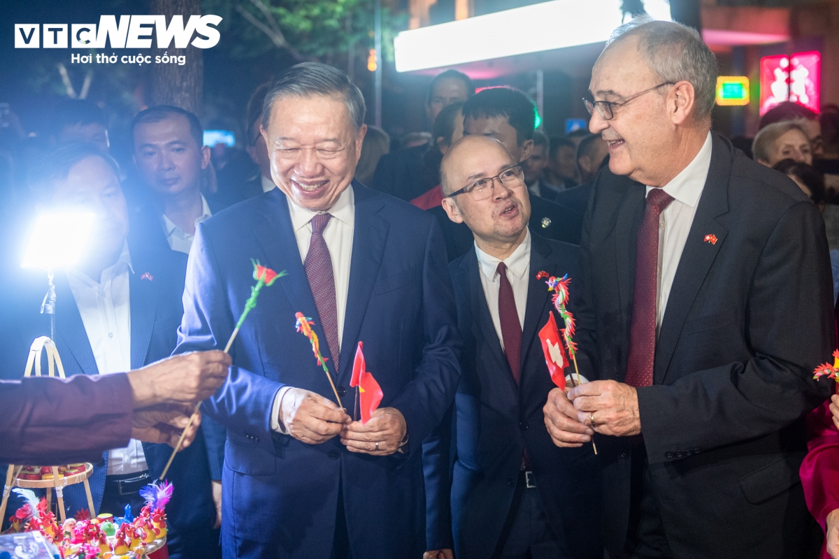 Tổng thống Thụy Sĩ Guy Parmelin bày tỏ thích thú với sản phẩm tò he của những nghệ nhân làng Xuân La - nét văn hoá dân gian Việt Nam độc đáo trên phố đi bộ hồ Hoàn Kiếm.