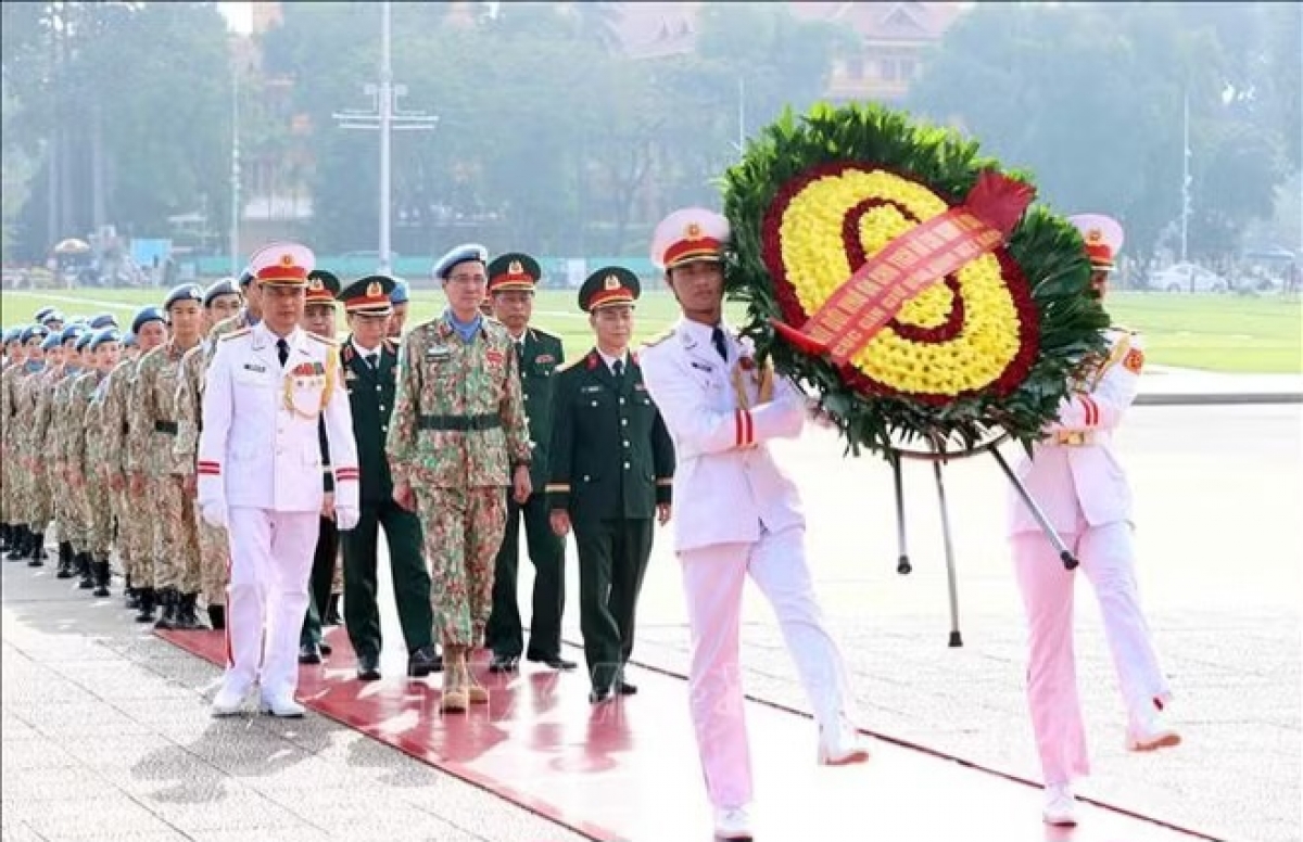 Đội Công binh số 4 Việt Nam đến đặt vòng hoa tưởng niệm. Ảnh: An Đăng/TTXVN