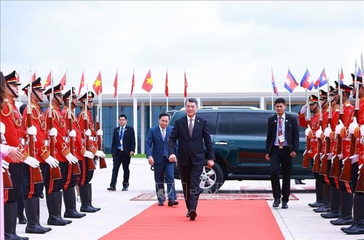 Perdana Menteri Le Minh Hung meninggalkan ibu kota Phnom Penh, berhasil mengakhiri kunjungan resminya ke Kerajaan Kamboja. Foto: VNA