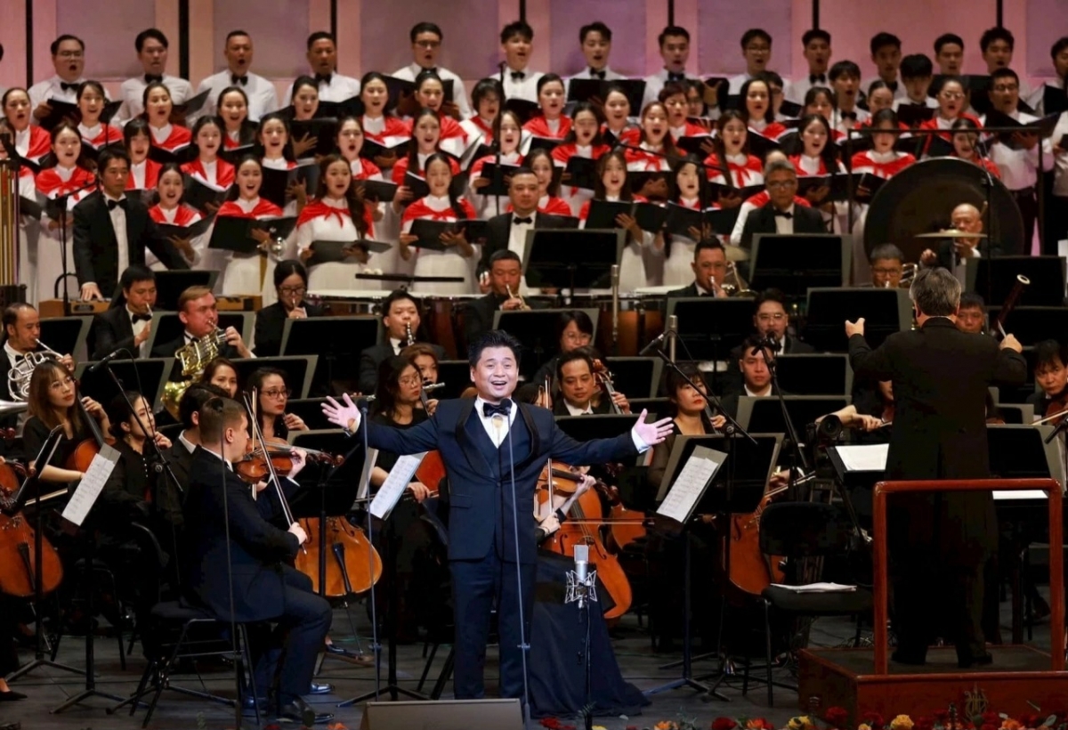 El artista Tan Minh actuando en el espectáculo, junto con la orquesta y el coro. Foto: Van Tuyen
