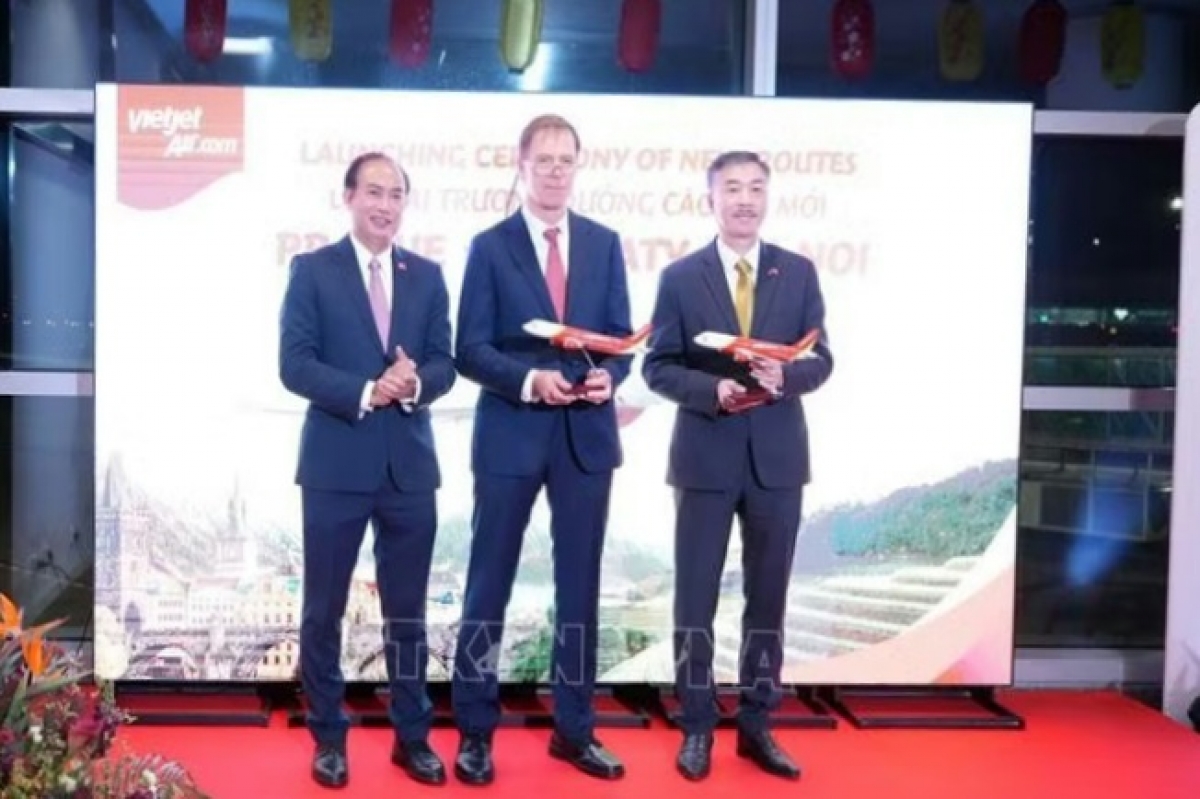 То Вьет Тханг (крайне слева) - постоянный замдиректора компании Vietjet Air вручил памятные подарки гостям. Фото: VNA