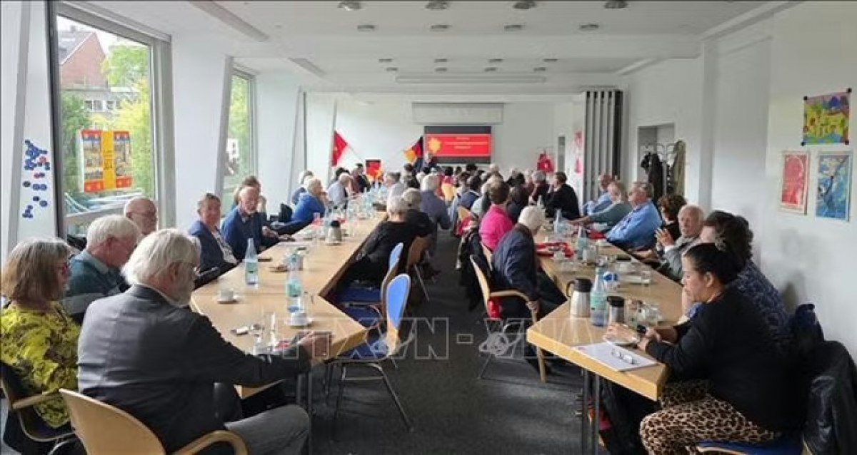 Das Treffen zum 50. Gründungstag der Deutsch-Vietnamesischen Freundschaftsgesellschaft in der deutschen Stadt Düsseldorf. (Foto: VNA)