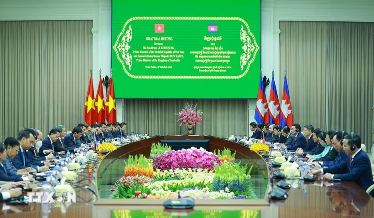 លោកនាយករដ្ឋមន្ត្រី ឡេ មិញហ៊ឹង អញ្ជើញជួបពិភាក្សាជាមួយសម្តេចនាយករដ្ឋមន្ត្រី ហ៊ុន ម៉ាណែត នៃព្រះរាជាណាចក្រកម្ពុជា (រូបថត៖ យឿងយ៉ាង/TTXVN)