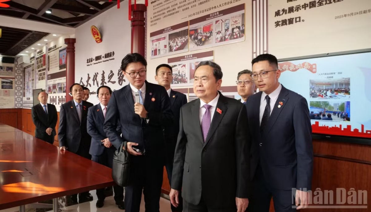 国会主席陈青敏参观考察朝阳区基层立法联系点南磨房地区联络站。