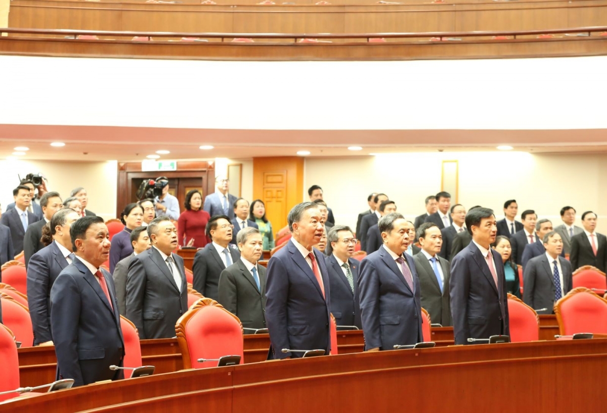 Tổng Bí thư, Chủ tịch nước Tô Lâm và các đại biểu chào cờ bế mạc Hội nghị. Ảnh: Hiền Hòa/dangcongsan.vn
