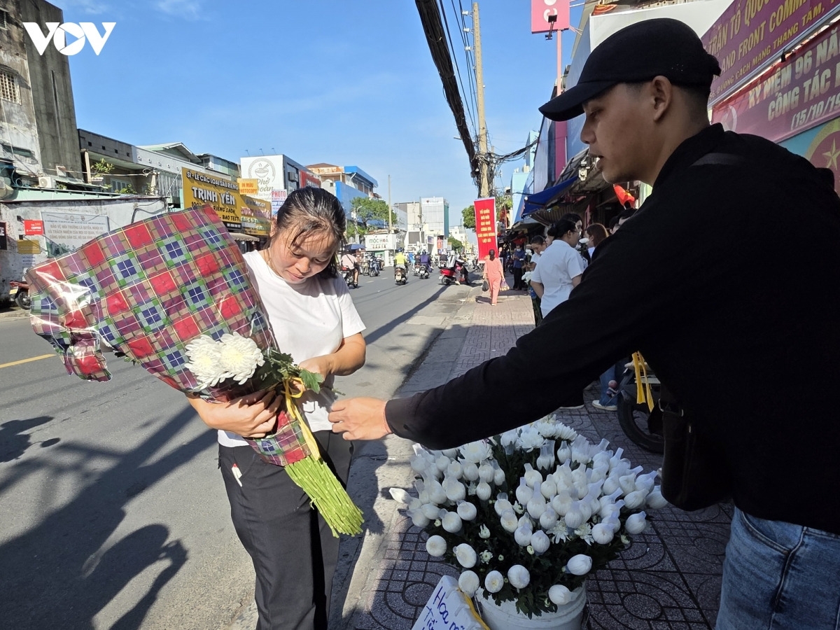 Anh Hoàng Thanh Tùng, một hộ kinh doanh hoa (ở quận Bình Thạnh cũ) đã có mặt rất sớm với gần 1.000 nhành hoa, trong đó có 500 cúc trắng để phát miễn phí cho người dân.