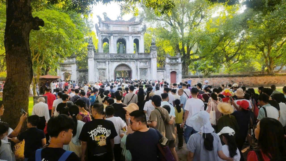 Le Temple de la Littérature - Quôc Tu Giam demeure une destination touristique culturelle prisée des visiteurs nationaux et internationaux. Photo: Temple de la Littérature - Quôc Tu Giam