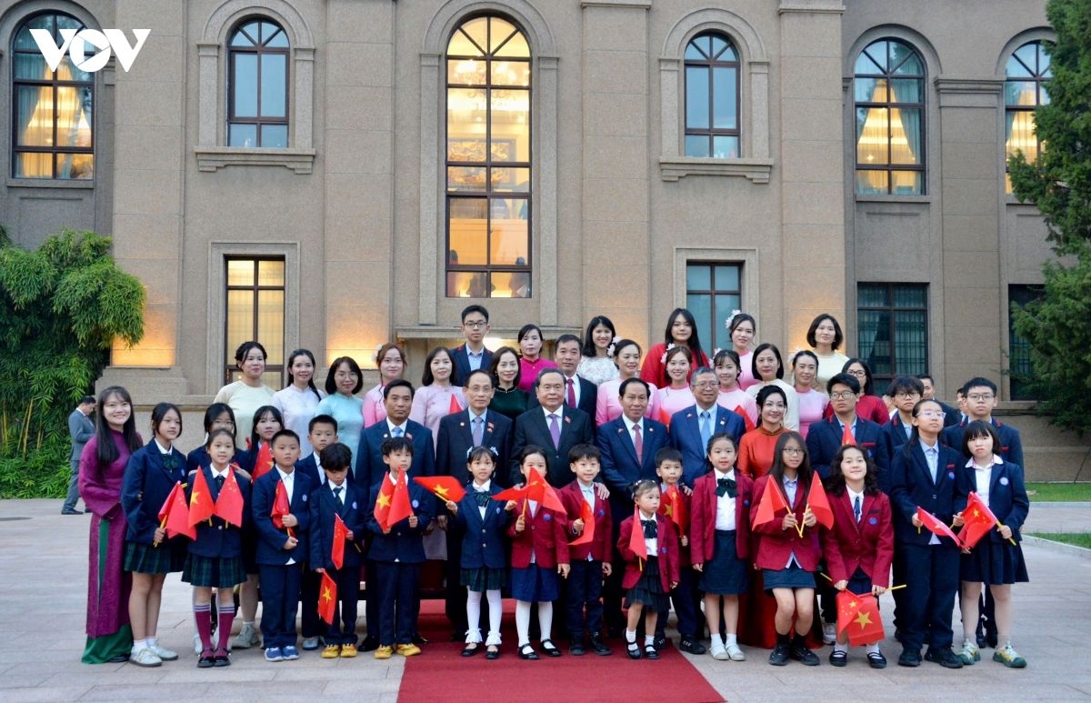 国会主席陈青敏与越南驻中国大使馆工作人员和学生们合影