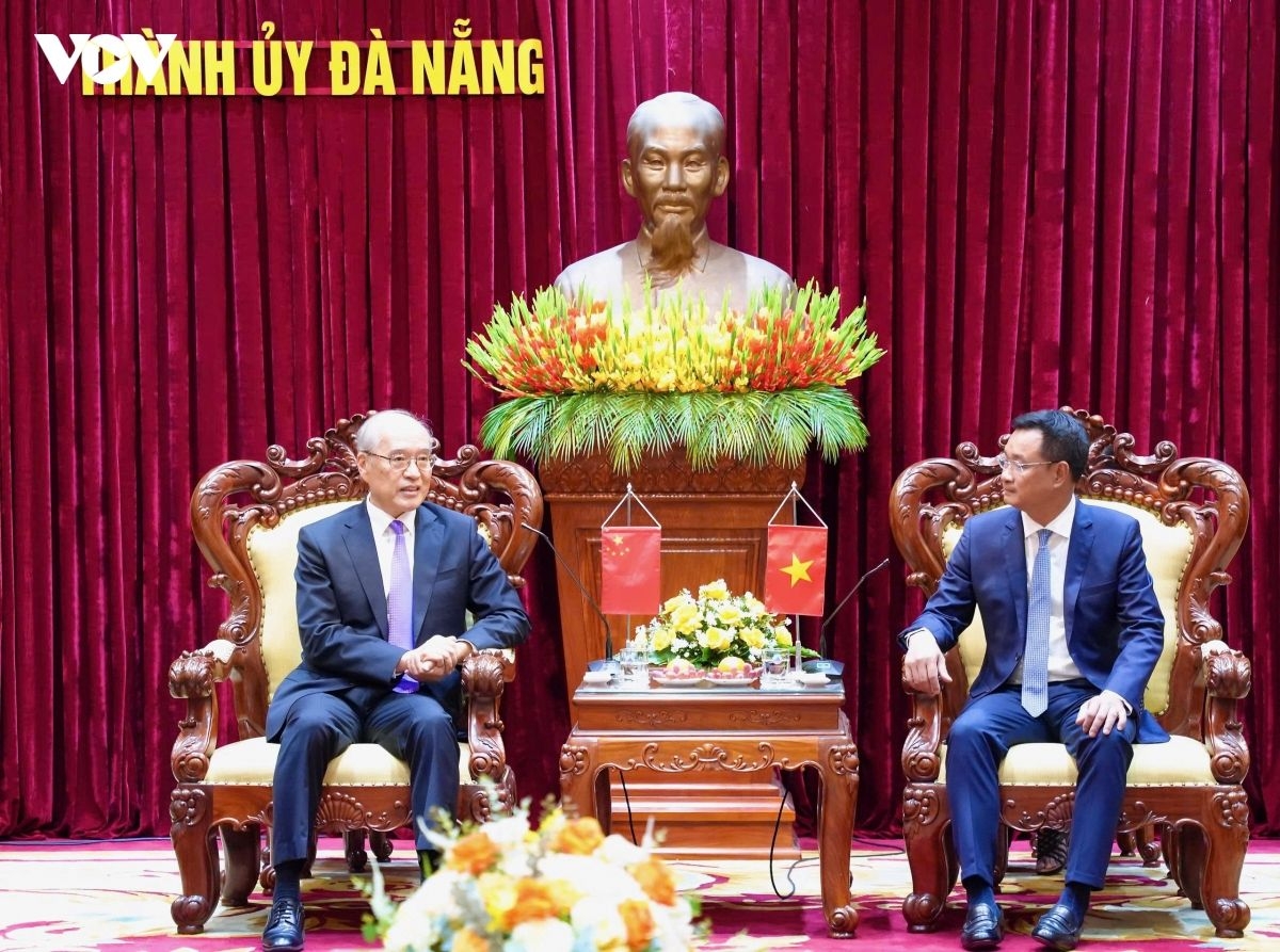 El secretario del Comité del Partido Comunista de Vietnam en Da Nang, Le Ngoc Quang (derecha) y el presidente del Tribunal Popular Supremo de China y juez de primera categoría, Zhang Jun. Foto: VOV
