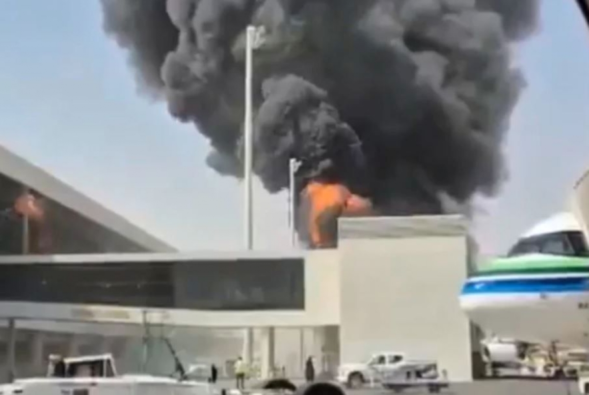 Fumée noire et flammes à l'aéroport international Roi Khaled de Riyad, en Arabie saoudite, lors d'une attaque menée par les Houthis. Photo: AP
