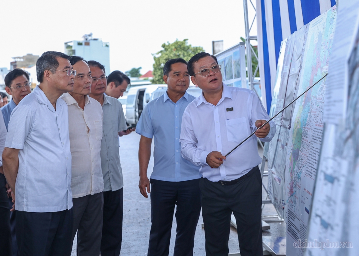 Thủ tướng Lê Minh Hưng và Bí thư Thành ủy TPHCM Trần Lưu Quang nghe báo cáo về dự án xây dựng hạ tầng và cải tạo môi trường Kênh Tham Lương - Bến Cát - Rạch Nước Lên - Ảnh: chinhphu.vn/Nhật Bắc