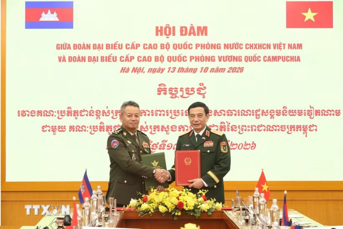 Đại tướng Phan Văn Giang, Bộ trưởng Bộ Quốc phòng và Đại tướng Tea Seiha, Bộ trưởng Bộ Quốc phòng Vương quốc Campuchia trao Biên bản hợp tác năm 2027 giữa Bộ Quốc phòng hai nước. Ảnh: Trọng Đức/TTXVN