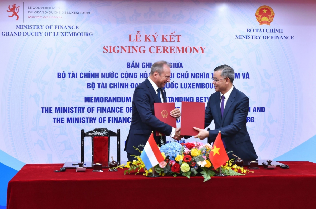 El ministro de Finanzas de Vietnam, Ngo Van Tuan, (d.) y su homólogo luxemburgués, Gilles Roth (i.) firman un Memorando de Cooperación entre los dos organismos. Foto: baochinhphu.vn