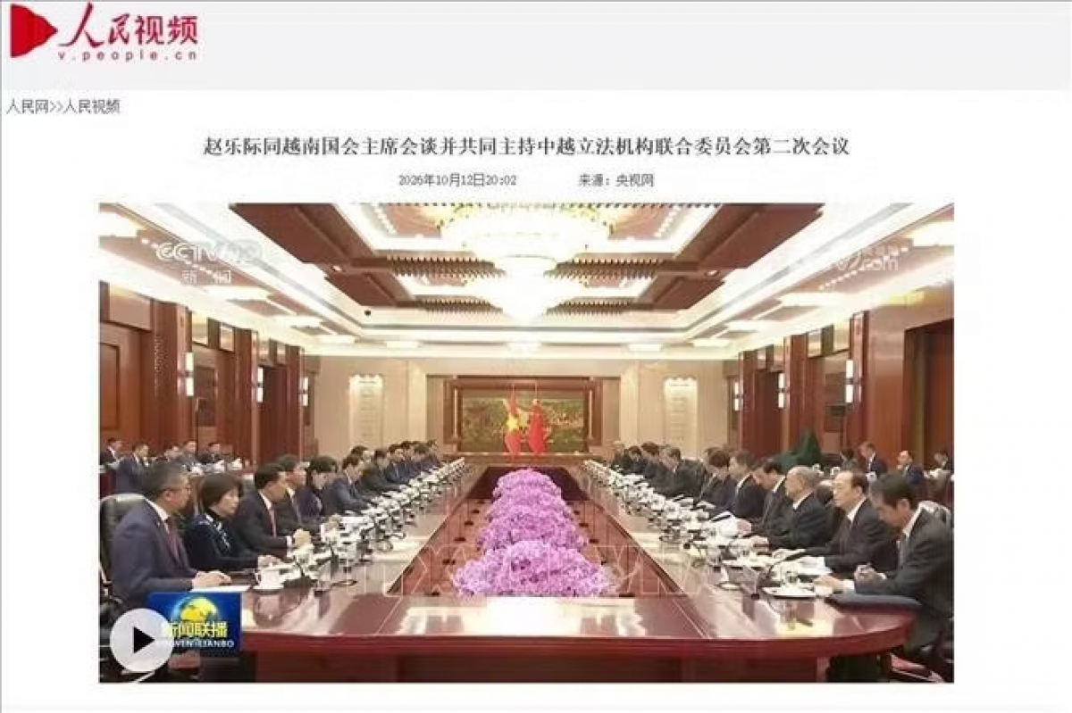 CCTV và mạng Nhân dân đưa tin về cuộc hội đàm giữa Ủy viên trưởng Nhân đại toàn quốc Trung Quốc Triệu Lạc Tế và Chủ tịch Quốc hội Trần Thanh Mẫn. Ảnh: TTXVN