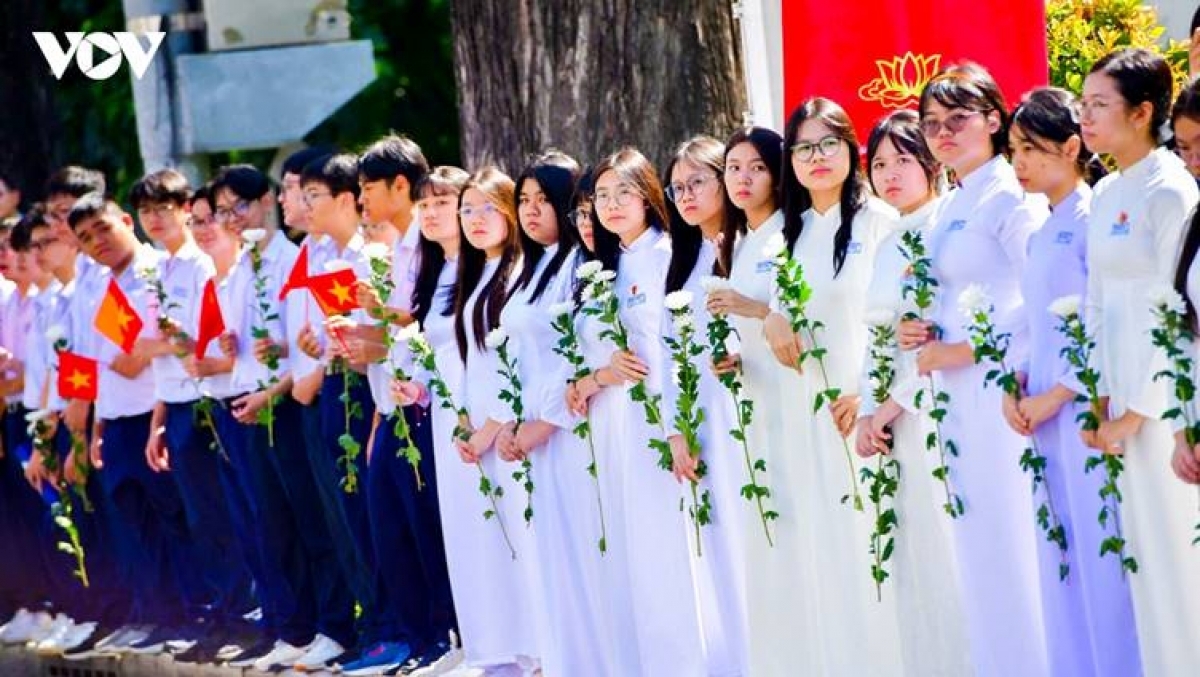 ປະຊາຊົນໄດ້ຢືນຢູ່ຕາມແຄມທາງ, ທັງຜູ້ສູງອາຍຸໄປເຖິງໄວໜຸ່ມ, ລວມມີທັງຊາວໜຸ່ມເຍົາວະຊົນ, ຈັບດອກໄມ້ສີຂາວ, ນ້ຳຕາໄຫຼອຳລາ 731 ອັດຖິນັກຮົບສະຫຼະຊີວິດເພື່ອຊາດ ທີ່ກັບໄປເຂດຝັງສົບຢ່າງສຸຂະຕິ.