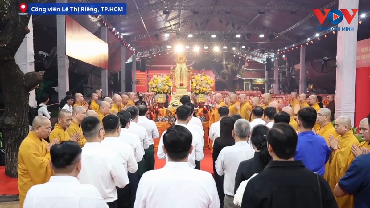 Sáng 14/10, Thành ủy, Hội đồng nhân dân, Ủy ban nhân dân, Ủy ban Mặt trận Tổ quốc Việt Nam Thành phố Hồ Chí Minh, Bộ Tư lệnh Quân khu 7 trang trọng tổ chức Lễ viếng, lễ truy điệu và an táng hài cốt liệt sĩ được tìm kiếm, quy tập tại Công viên Lê Thị Riêng. Ảnh: VOV