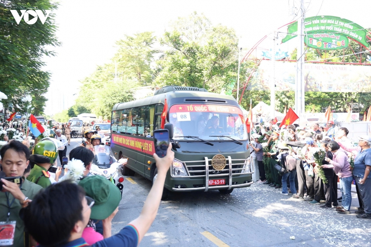  Đông đảo người dân đứng dọc vỉa hè hai bên đường trước cổng Công viên Lê Thị Riêng, cầm những nhành hoa, thành kính tiễn biệt các anh hùng liệt sĩ đã hy sinh trong cuộc Tổng tiến công và nổi dậy Xuân Mậu Thân năm 1968. Ảnh: VOV