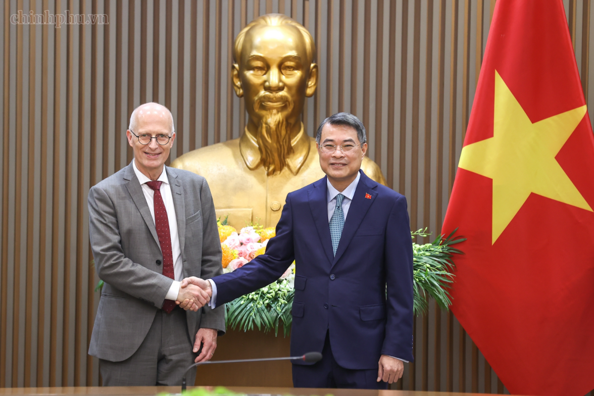 El primer ministro de Vietnam, Le Minh Hung (d) y Peter Tschentscher, primer alcalde de ciudad-estado de Hamburgo, Alemania. Foto : VGP/Nhat Bac