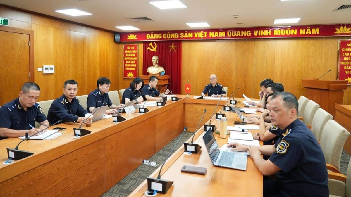 Các đại biểu phía Việt Nam tham dự cuộc họp trực tuyến với Hải quan Nam Ninh (Trung Quốc) về phối hợp triển khai cửa khẩu thông minh tại trụ sở Cục Hải quan. Ảnh: CHQ