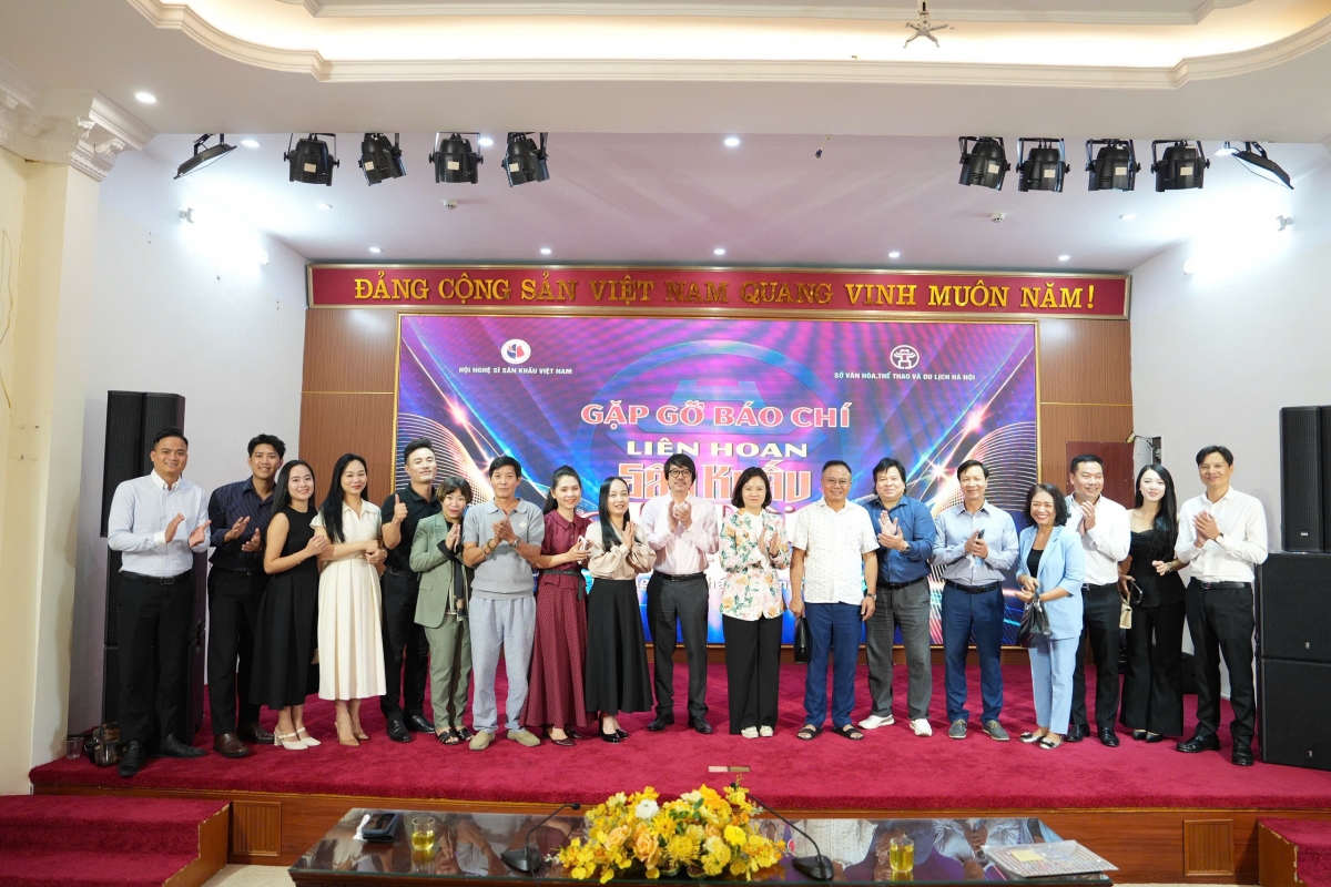 Ban tổ chức và các nghệ sĩ tham dự họp báo