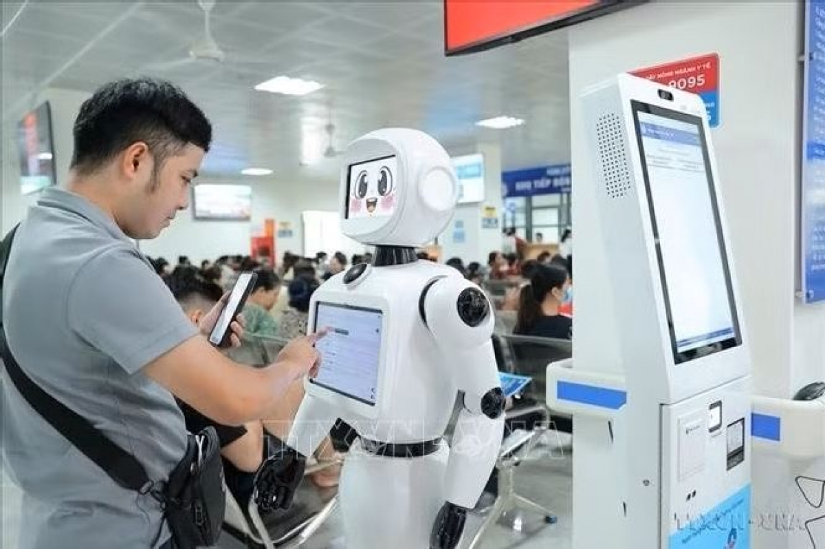 受付を支援するロボットを導入した<br>
ハノイ市産婦人科病院。