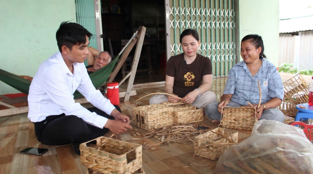 Pham Thi Nguyen of Ca Rung Hamlet, Tay Ninh province have secured a job and a stable income.(Photo: Nguyen Quang)