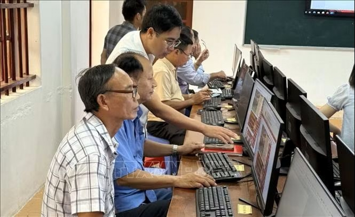 Phổ biến kỹ năng tin học cho cán bộ không chuyên trách tại xã Ninh Cường (Ninh Bình). Ảnh: TTXVN