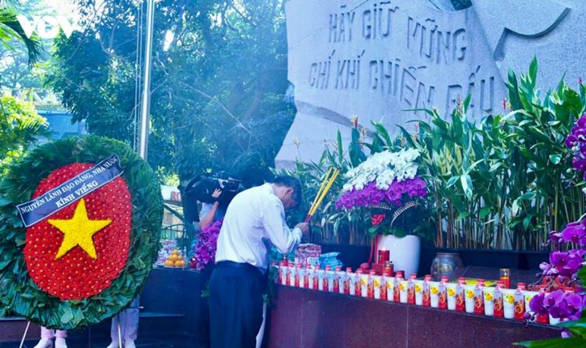 Prime Minister Le Minh Hung and delegates lay flowers and offer incense at the monument to late Party General Secretary Tran Phu, the memorial site honoring martyrs who died during the 1968 Uprising, and the memorial sites dedicated to fallen heroes Le Thi Rieng and Tran Van Kieu.
