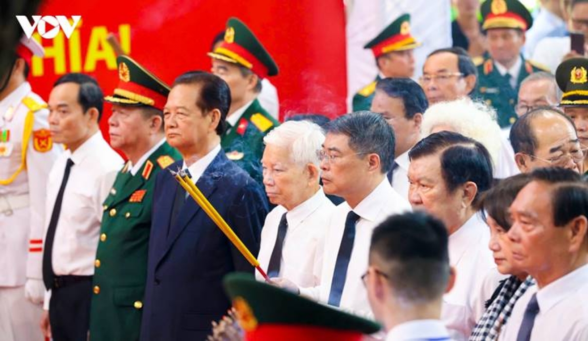  Attending the ceremony are Prime Minister Le Minh Hung, former leaders of the Party, State, and National Assembly, leaders of provinces and cities, Heroes of the People’s Armed Forces, war veterans, families of fallen soldiers, and a large number of local residents.