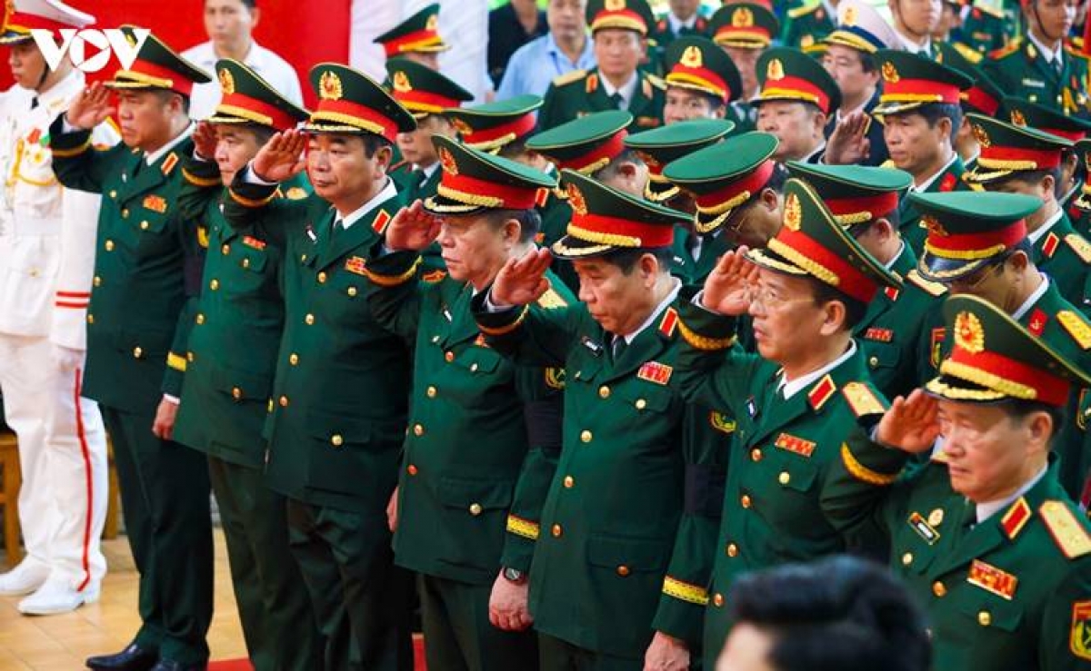 A delegation from the Central Military Commission and the Ministry of National Defense, led by Chairman of the General Department of Political Affairs (GDP) of the Vietnam People's Army General Nguyen Trong Nghia, pays tribute to the fallen heroes.