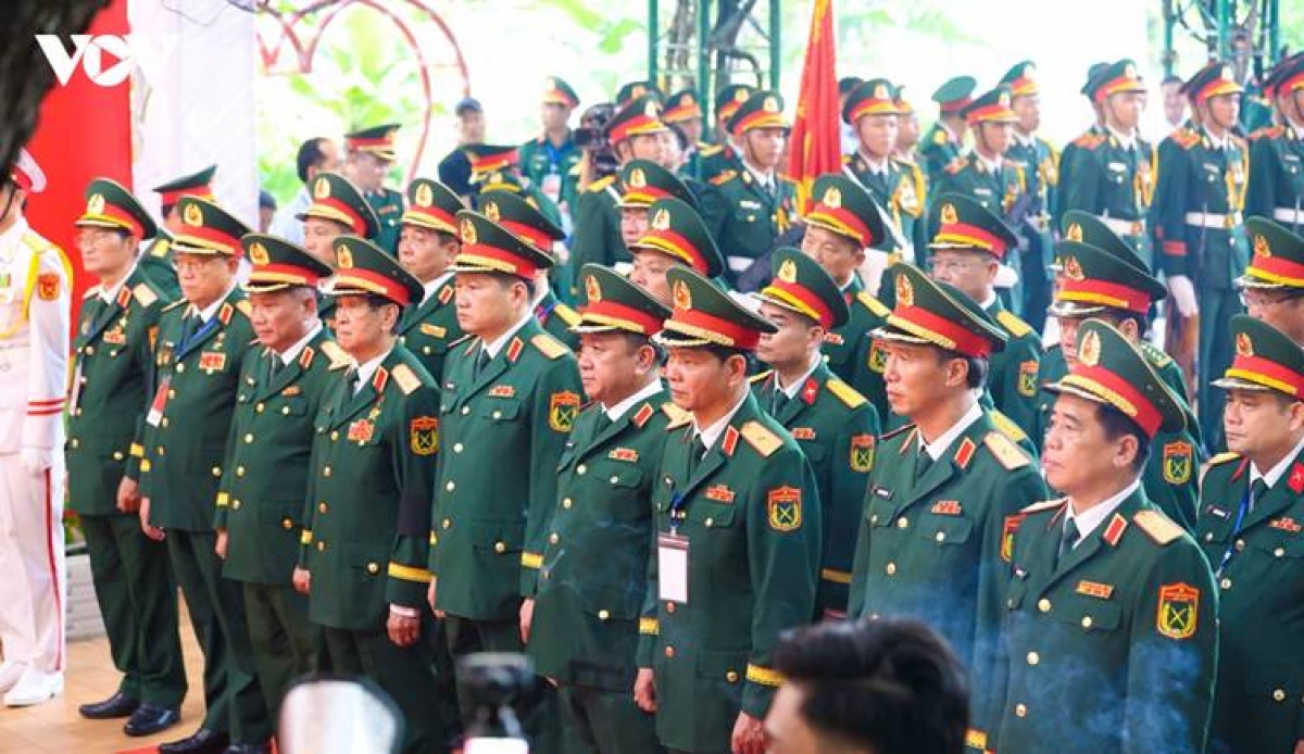 Delegations from the Command of Military Region 7, the Ho Chi Minh City Party Committee and People’s Council, and the Vietnam Fatherland Front offer incense in tribute to the fallen heroes.