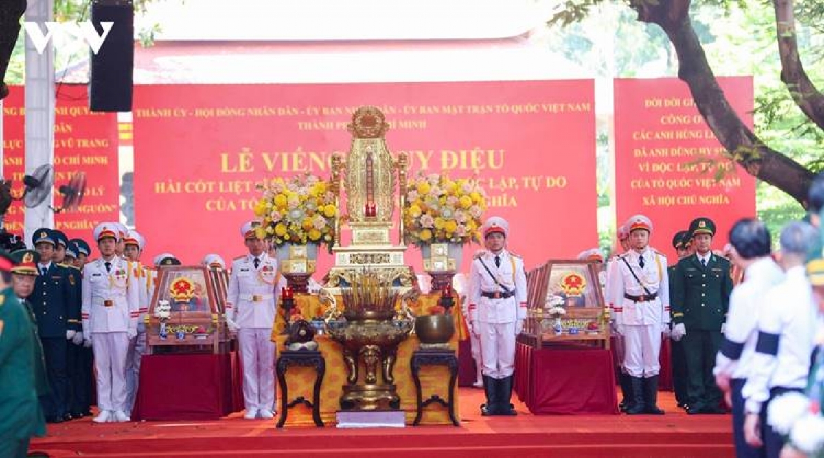 The honor guards maintain a solemn atmosphere at the ceremony venue.