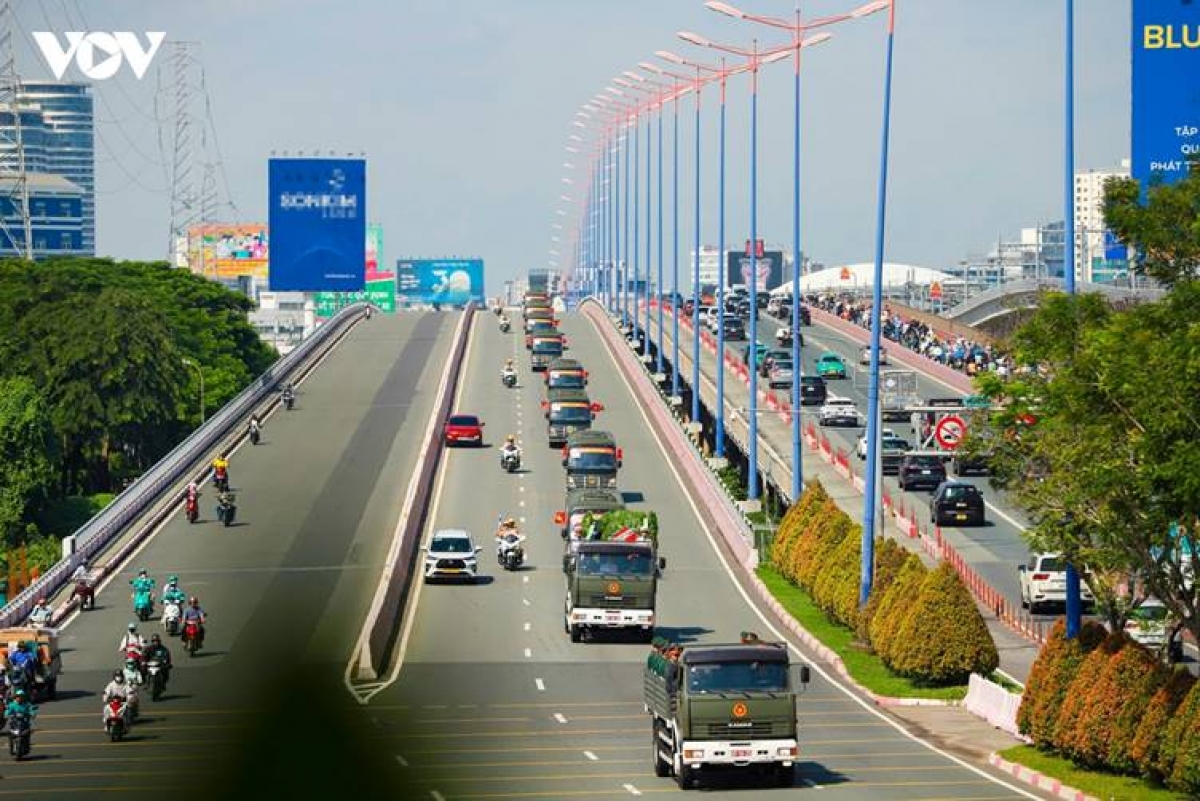 The convoy carries the remains from Le Thi Rieng park to Ho Chi Minh City Martyrs’ Cemetery.