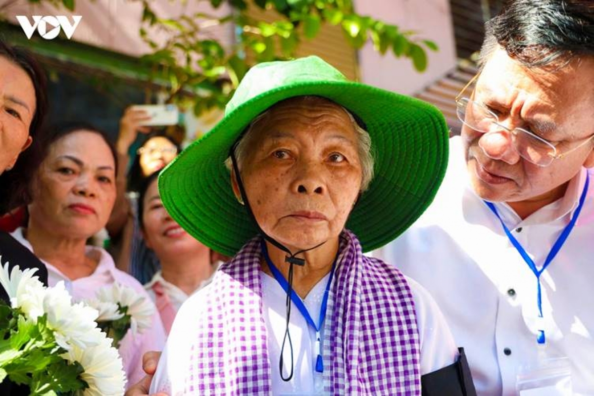 Die 79-jährige Nguyen Thi Le aus Tay Ninh, die eine tiefe Verbundenheit mit dem gefallenen Soldaten Huynh Van Quen pflegt, kann ihre Ergriffenheit nicht verbergen, als sie erfährt, dass ihr geliebter Mann, der vor vielen Jahren gefallen war, endlich gefunden wurde.